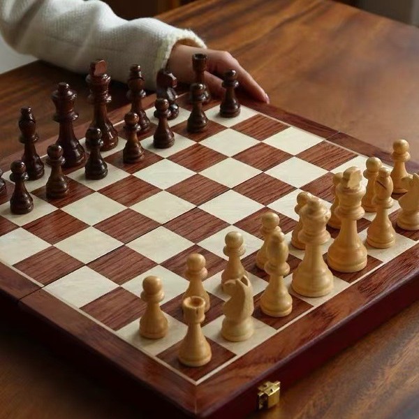 Board Game Queen - Magnetic Wooden Chess Set Foldable Storage